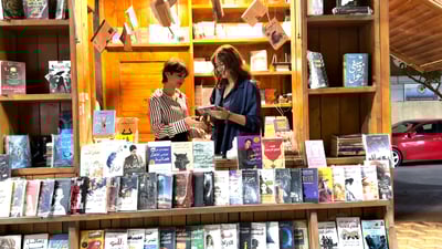 حارس الفنار “اختفى” من شارع الفراهيدي مع كتاب “عادات الرؤساء”