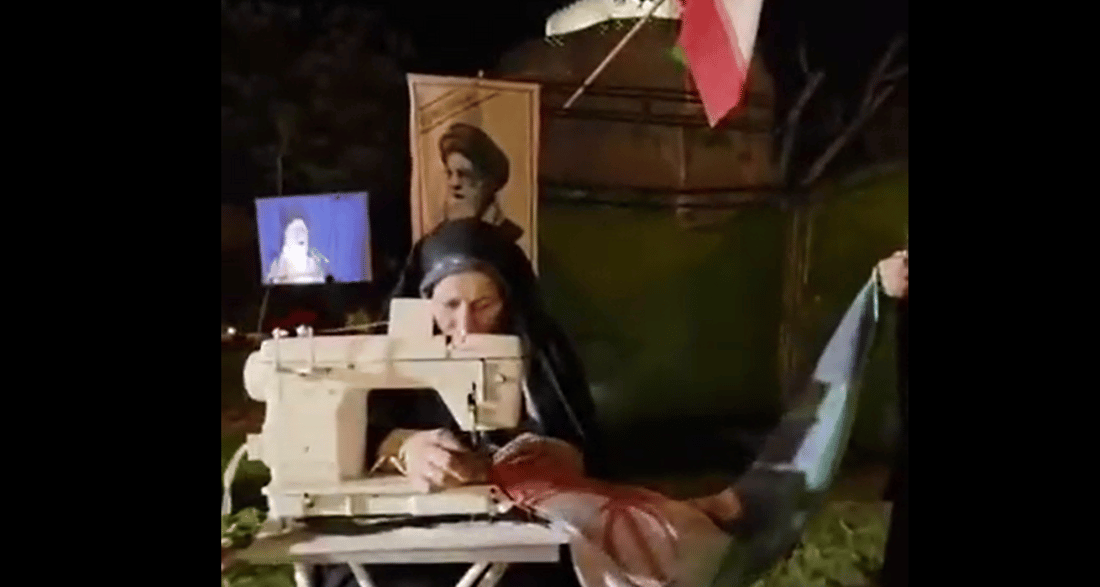 ژنێک بە مەکینەی بەرگدوورییەکەیەوە چووەتەسەر شەقام