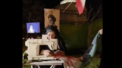 ژنێک بە مەکینەی بەرگدوورییەکەیەوە چووەتەسەر شەقام
