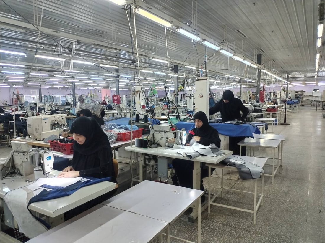 بدلات رسمية وعسكرية صنعت في العراق.. معمل النجف مستعد لرفد الدولة والسوق