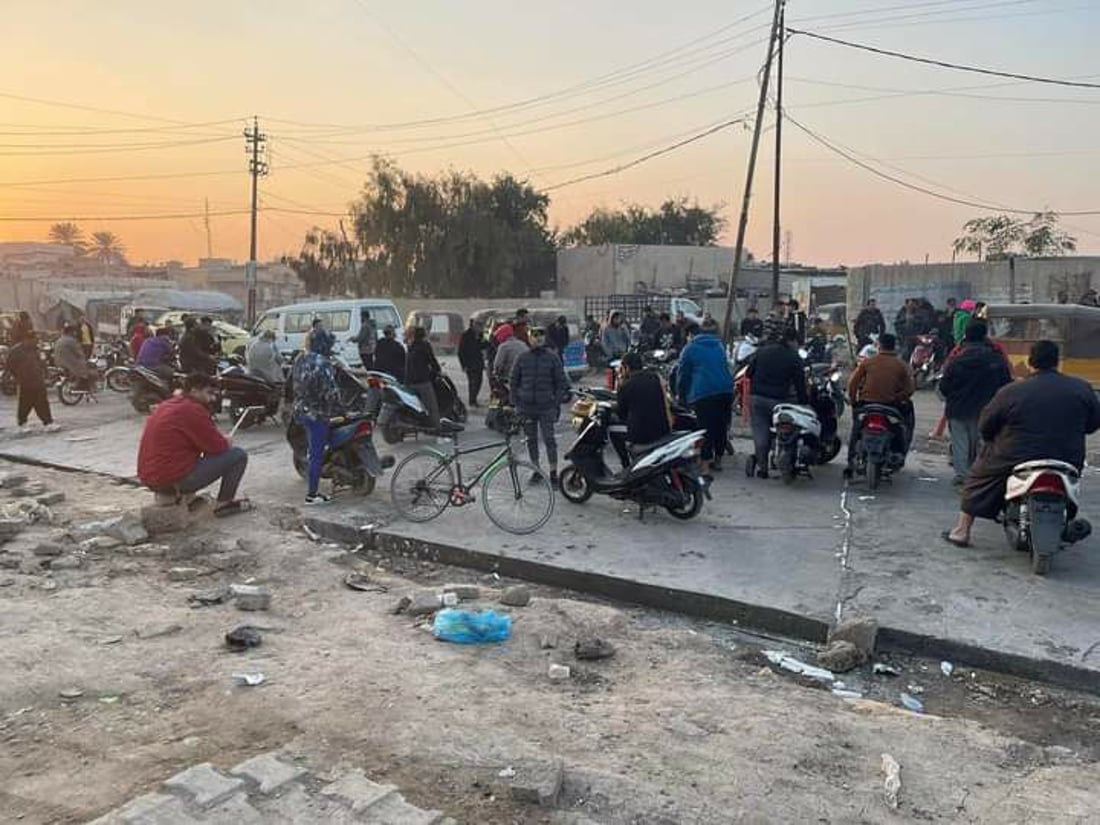 الشعلة: طريق المستشفى مقطوع بالدراجات.. طالبات يتعرضن لـ”مضايقة” (صور)