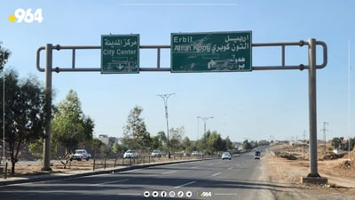 دەستی پیرە پیاوێکی بە حەبل بەستووە و لە نزیک شەقامێک جێیهێشتووە