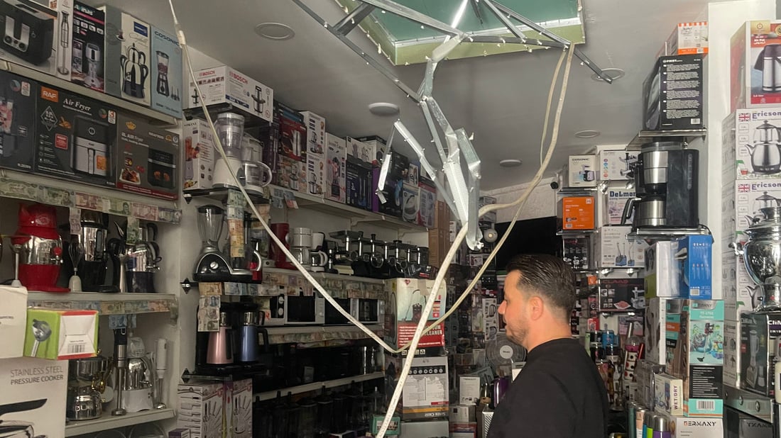 ئاو چووەناو دوکانەکەی و زیاتر لە دەفتەرێک دۆلار زیانی بەرکەوت