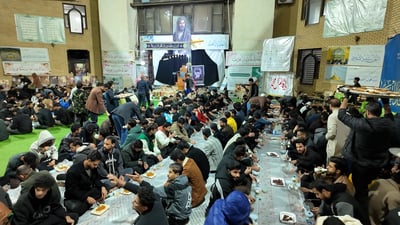 “تمن وقيمة نجفية ودهين”.. 1000 وجبة إفطار وصلاة جماعة لطلبة جامعة الكوفة