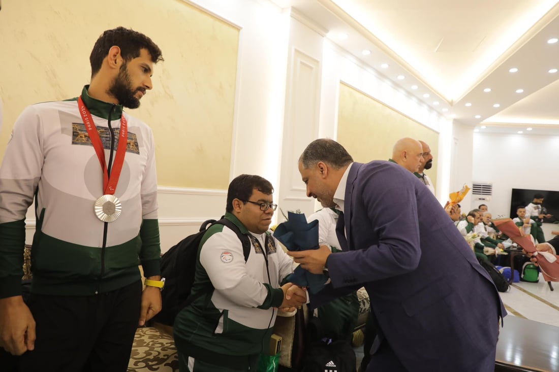 صور: الوزير يستقبل البطلة نجلة عماد والوفد العراقي في مطار بغداد