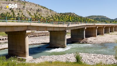 پردەکەی کونە ماسی خەریکە دەڕوخێت