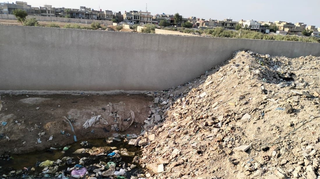 “الوضع لا يطاق والجميع يختنق”.. غازات المجاري تحاصر أهالي حي السلام (صور)