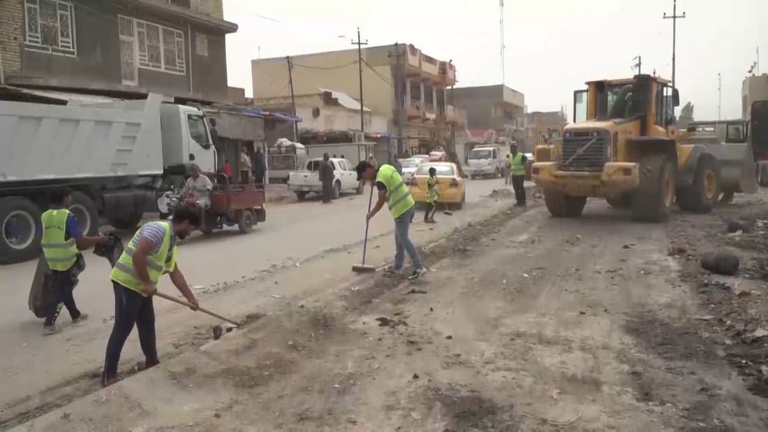 صور من الحلة.. “أسبوع نفايات” في شارع نادر ينتهي بجهود المتطوعين وآلياتهم