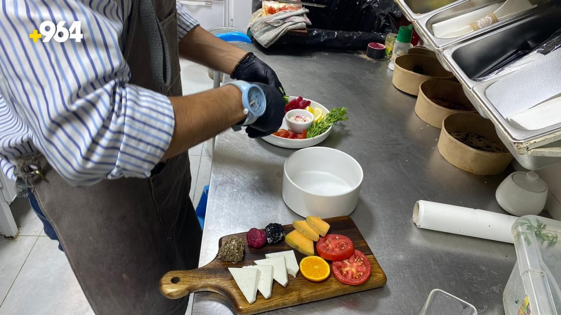 صور: لا حاجة لـ”مينيو” في مطعم “تومان” البصرة.. الشيف يُطعم الزبائن على ذوقه!