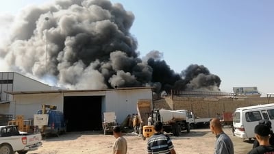 حريق يلتهم 3 مخازن للمواد الغذائية في الحلة.. الدفاع المدني يكافح النيران (فيديو)