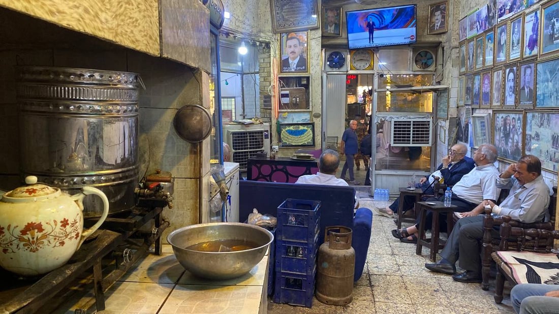 لن نغير “الدزاين”.. جلسة في “التراث” أشهر مقاهي الكاظمية تعيدك إلى عهد المملكة