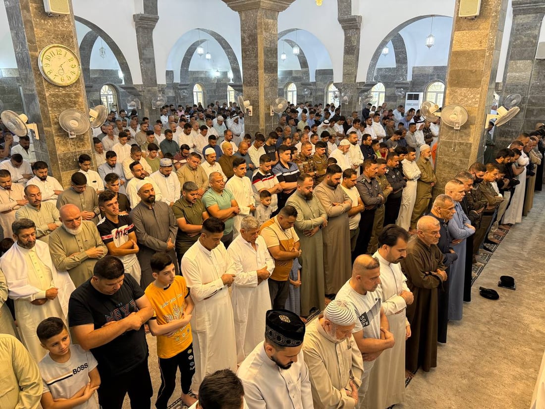 صور.. مئات المصلين يؤدون صلاة عيد الأضحى في جامع النبي جرجيس وسط الموصل