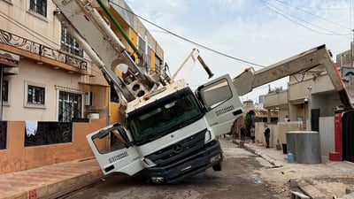 پەمپێکی گەورەی چیمەنتۆ کەوتووەتە سەر دوو ماڵ