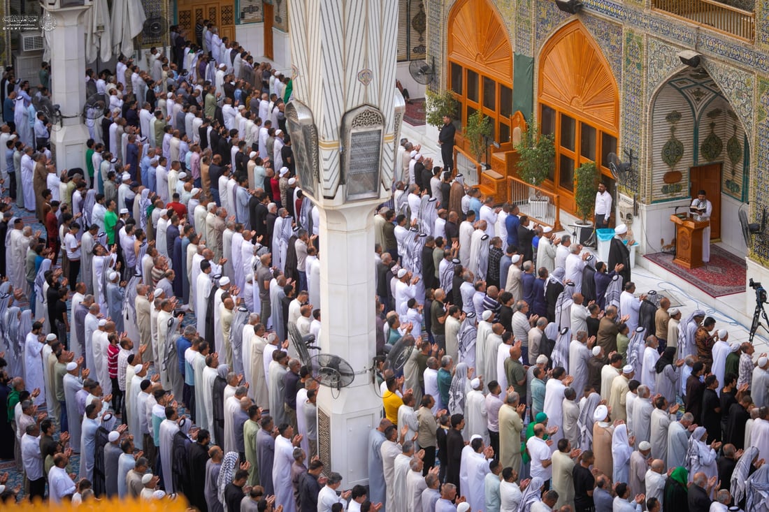 صور من داخل الصحن العلوي بالنجف.. الجموع قدمت لتأدية صلاة العيد