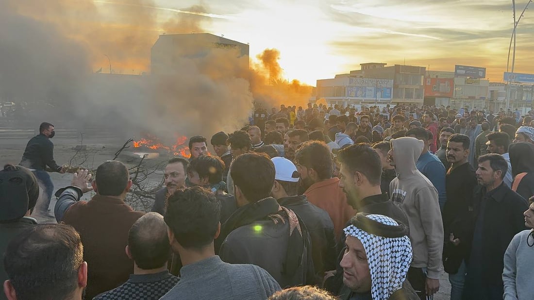 واسط تغلي.. عشيرة “سيف البدري” تقطع شارع بغداد بالإطارات المحترقة (صور)