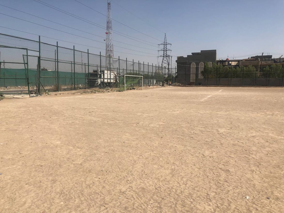 صور من ملعب “أبو دشير”: الشبان يجازفون على “أرضية متحجرة” ولا بديل