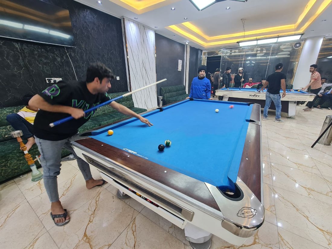 شباب السماوة يلعبون البليارد حتى الصباح.. بطولة حماسية في حي الحسين (صور)
