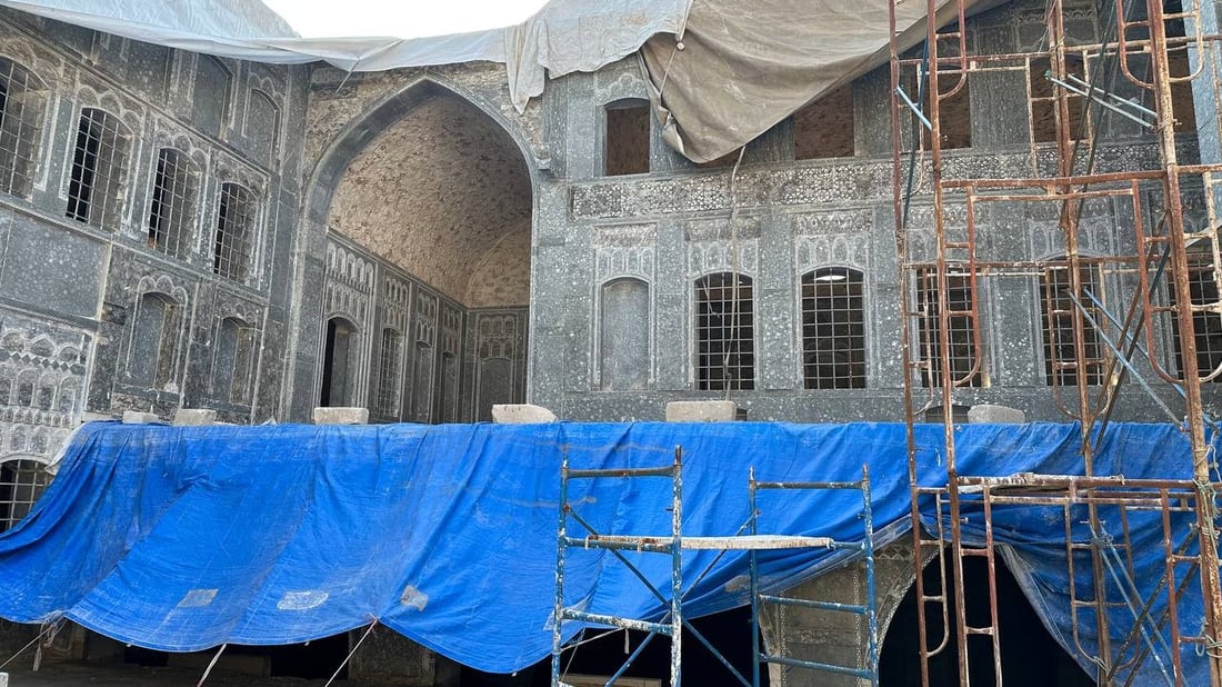 الموصل: إعادة العمل في “بيت التتنجي” التراثي.. ونقش الحجر بأياد محلية