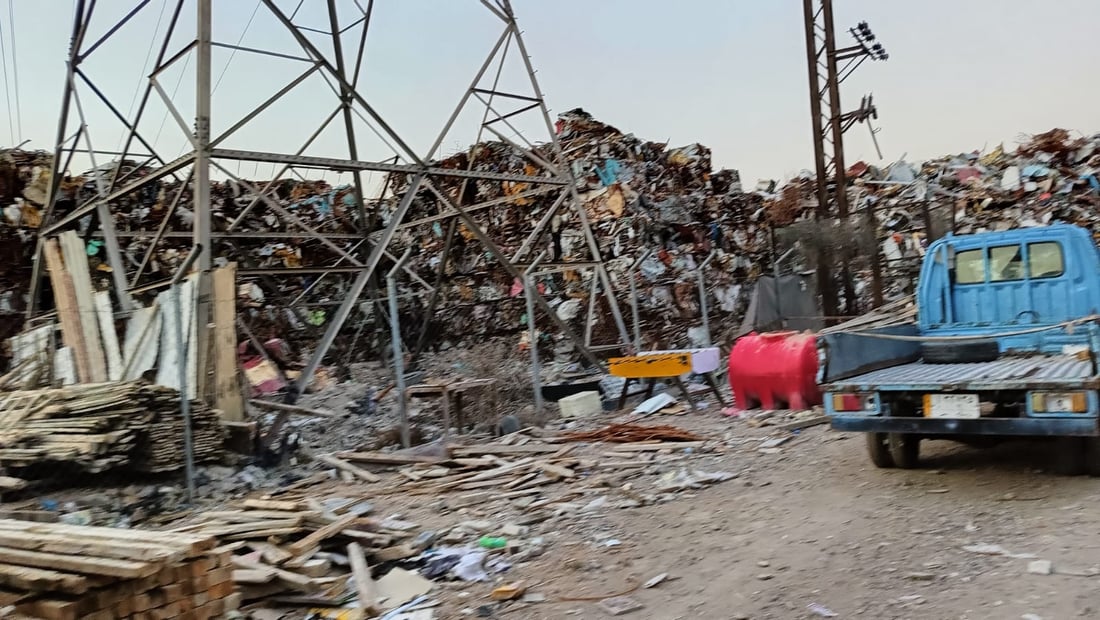 صور: المشهد السيء عند مدخل حي المشاتل لن يستمر.. أمانة بغداد تنذر أهل السكراب
