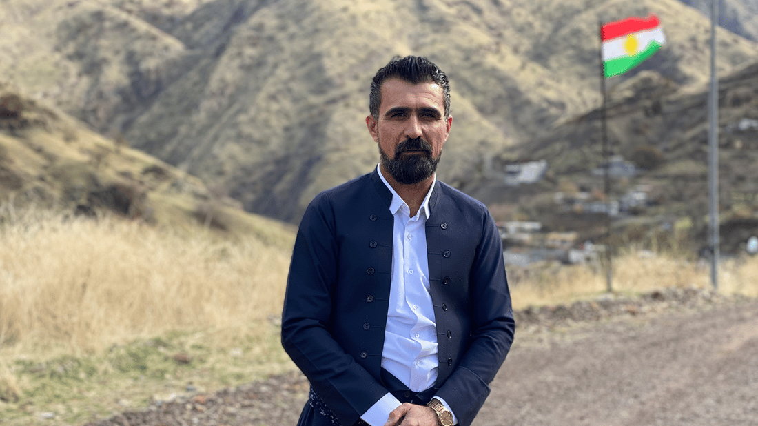 گەنجێکی کاکەیی ساڵانە ئاڵای گوند و دەروازەی شارەکەی دەگۆڕێت