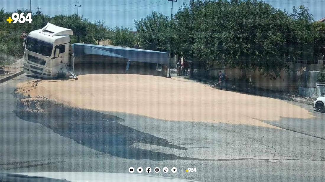 بارهەڵگرێکی پڕ لە گەنم لە شەقلاوە وەرگەڕا