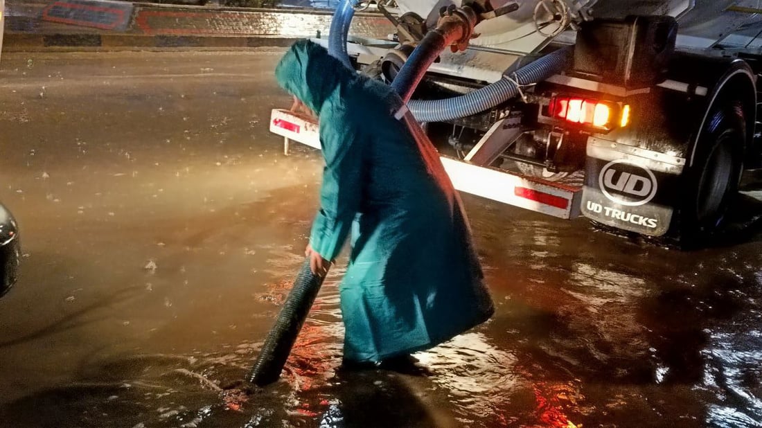 صور: أمطار غزيرة تغرق مناطق الحلة.. والمجاري تدفع كل آلياتها إلى الشوارع