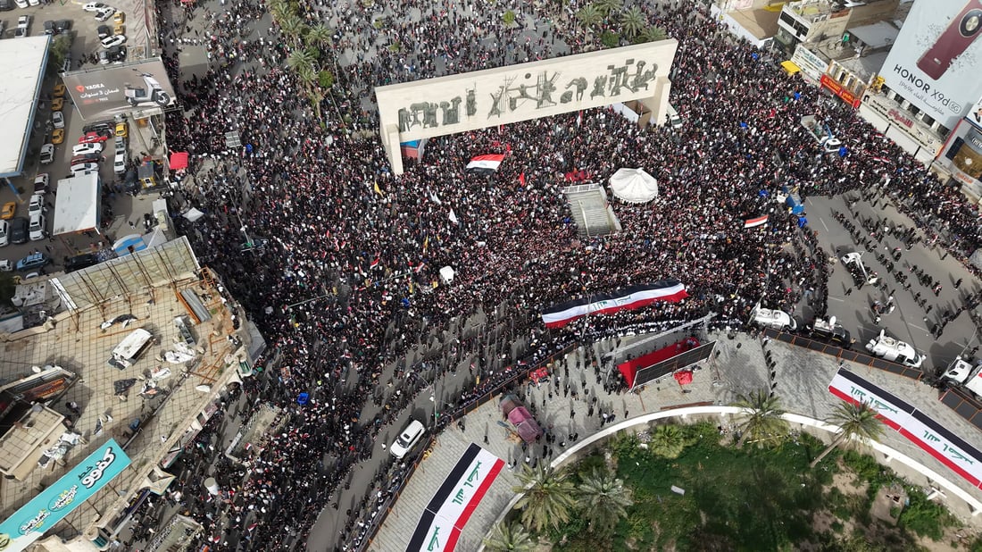 مشاهد جوية من ساحة التحرير.. التزام بكلام الصدر والأعلام عراقية فقط