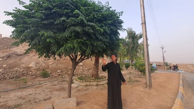 يرعاها كأطفاله.. “نور الدين مراد” يجلب الماء من منزله ويسقي أشجار تلعفر يومياً