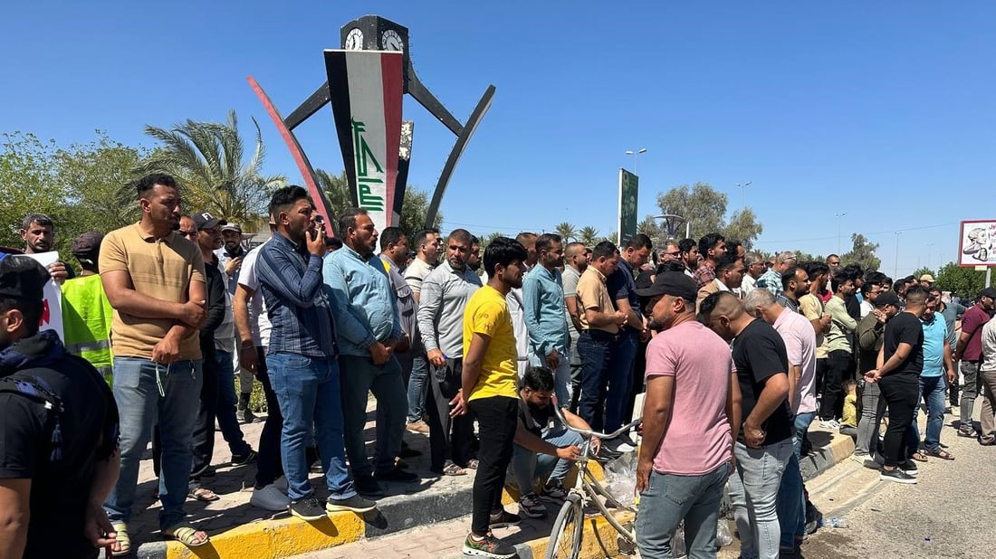 صور من فلكة الساعة في الديوانية.. تظاهرة حاشدة تطالب بتعديل سلم الرواتب