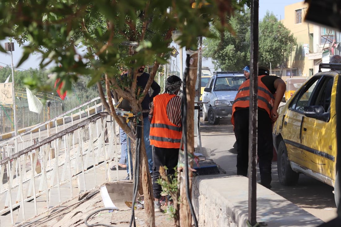 صور: أهل الكريعات غسلوا الجسر وشاطئ النهر بمساعدة البلدية