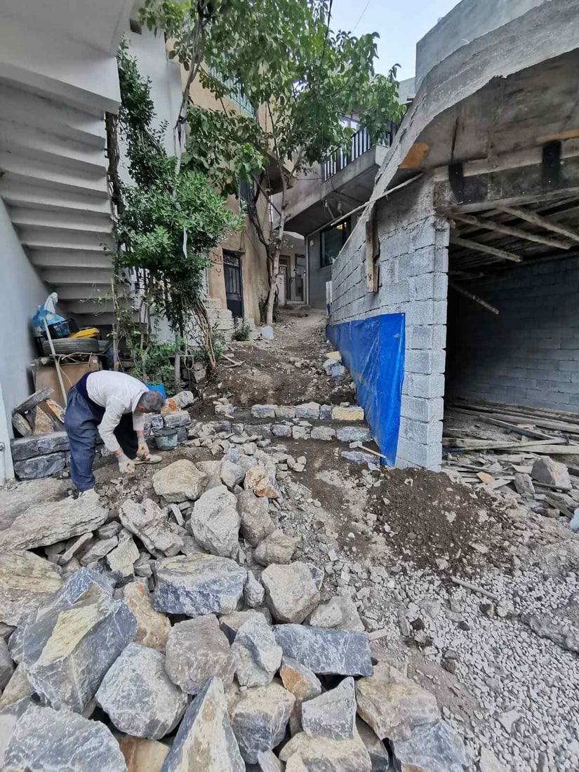 کارسازەکانی تەوێڵە بە بەرد هاتوچۆی کۆڵانەکان دروست دەکەن