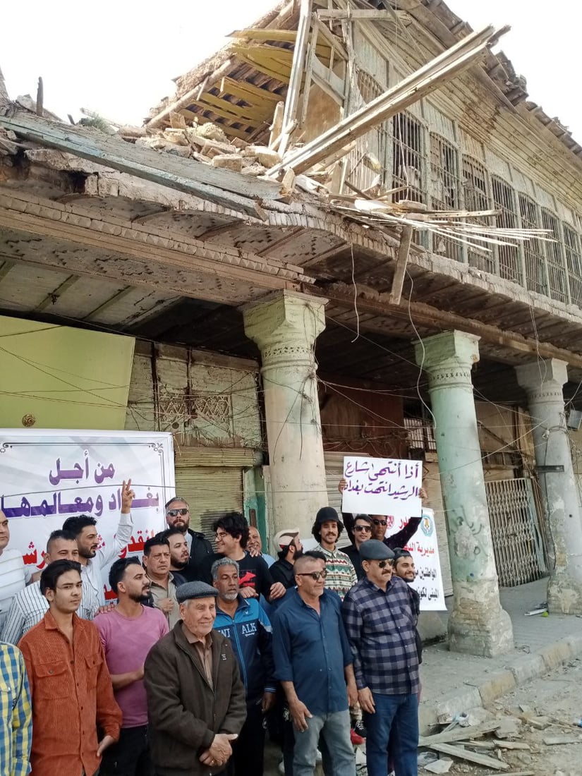 بغداد: تظاهرة فوق ركام مسرح “الهلال” التراثي.. “شارع الرشيد سيختفي”