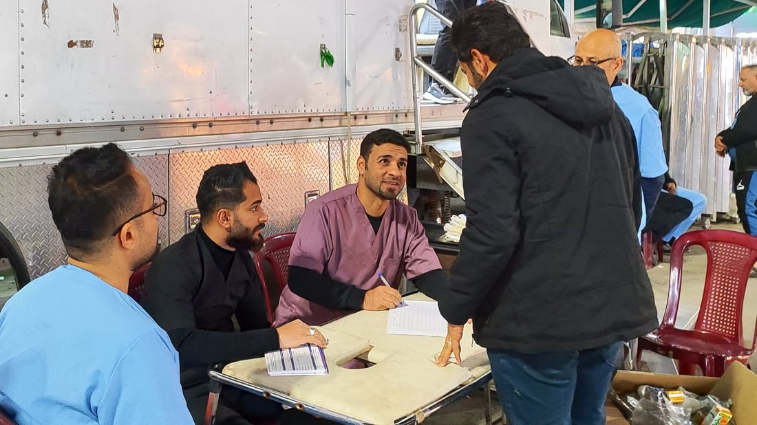 سيارة الدم بين الحرمين منذ عقدين.. أجواء كربلاء تشجع الزائرين على العطاء (صور)
