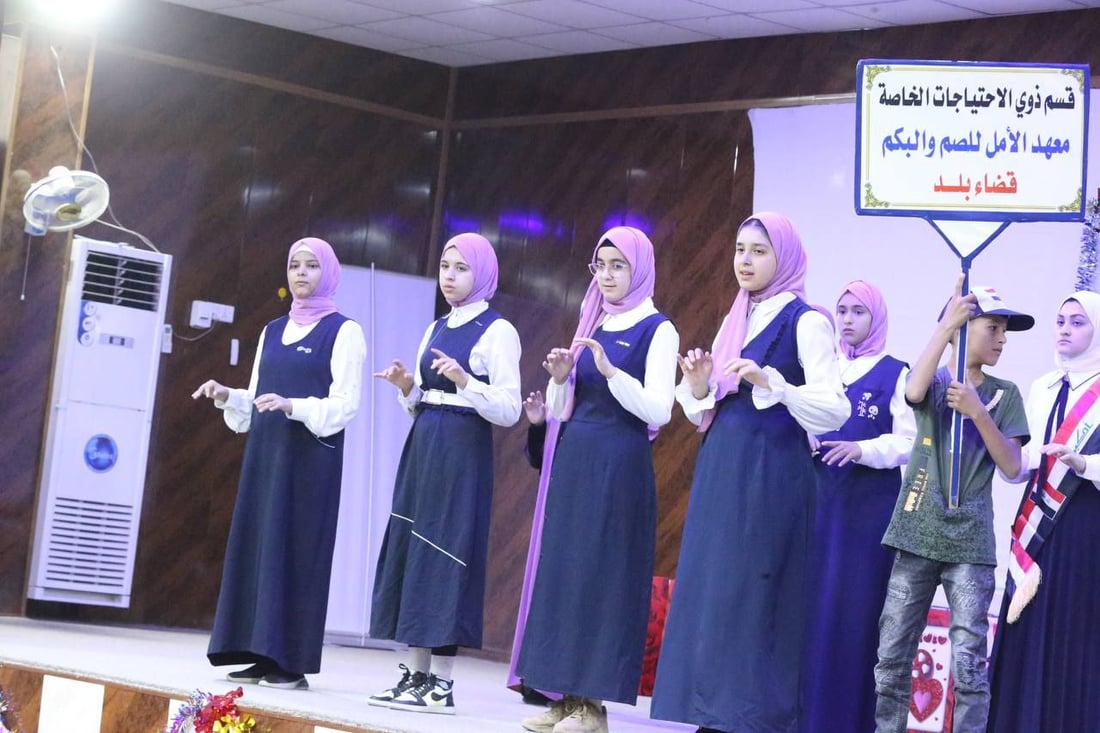 فيديو: أطفال بلد من الصم والبكم يرسمون ويغنون.. بحضور كبير