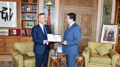 وزير التخطيط يسلم المغرب دعوة رسمية لقمة بغداد