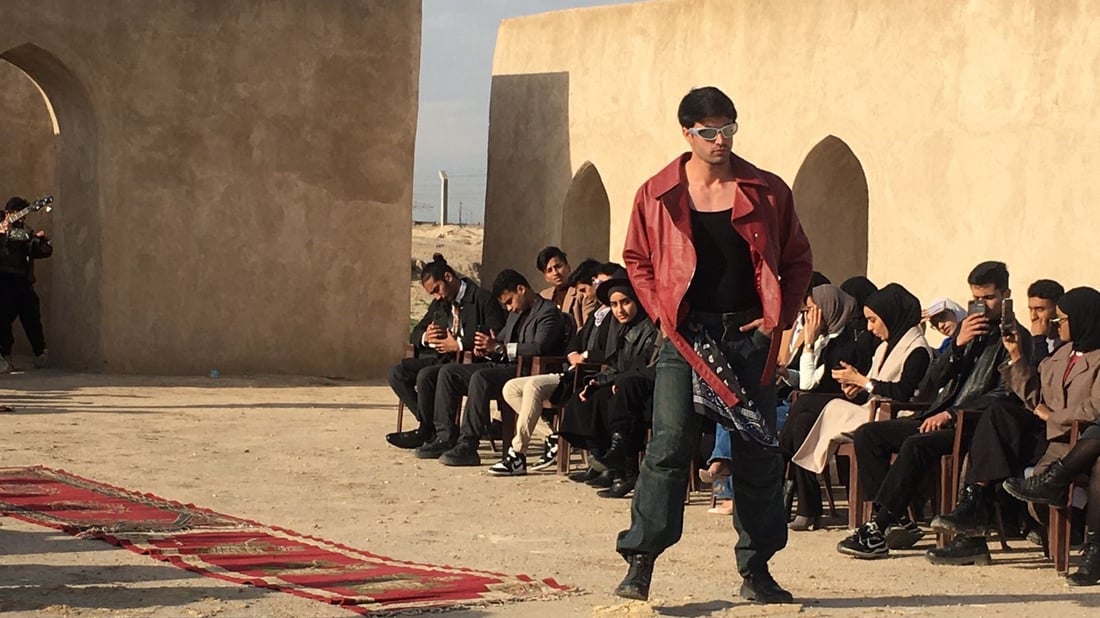 صور: عرض أزياء لملابس الـ”بالة” في حارات العباسيين الأثرية بتنظيم شبابي في البصرة
