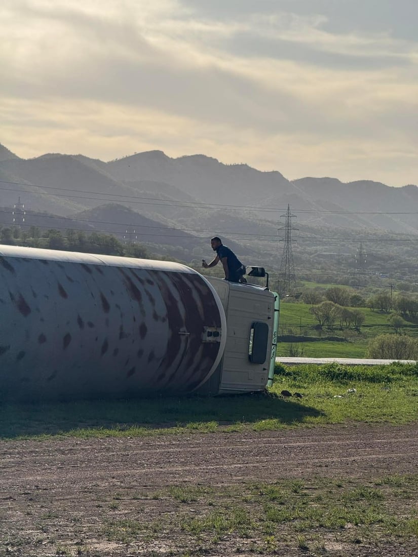 تانگەرێکى گواستنەوەى غازى شل وەرگەڕا