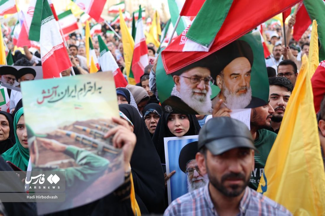“الموت للأميركان”.. فيديو: طهران تحتفل بالنصر وشيراز تغني بالعربية