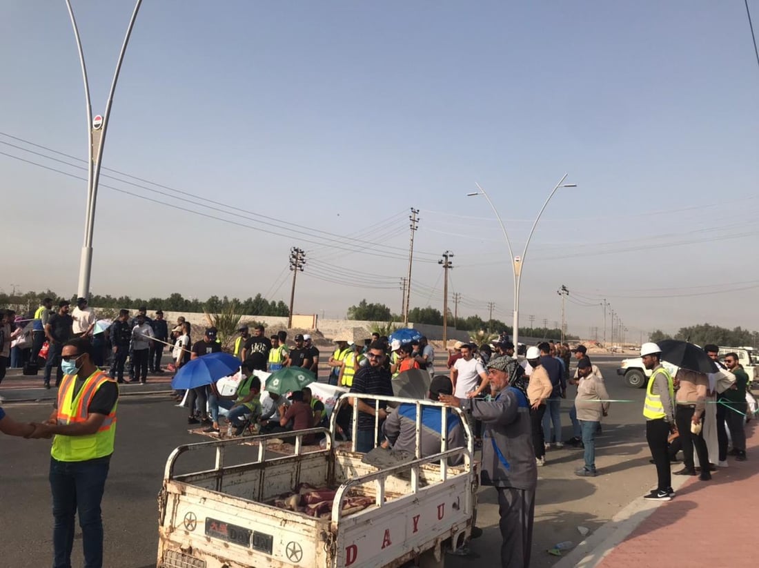 البصرة: مهندسون يمنعون مرور موظفين إلى شركات النفط في الشعيبة (صور)