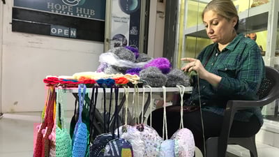 خاتوونێك بووەتە دایك و باوكی منداڵەكانی و بە كاری دەستی منداڵەکانی بەخێو دەكات