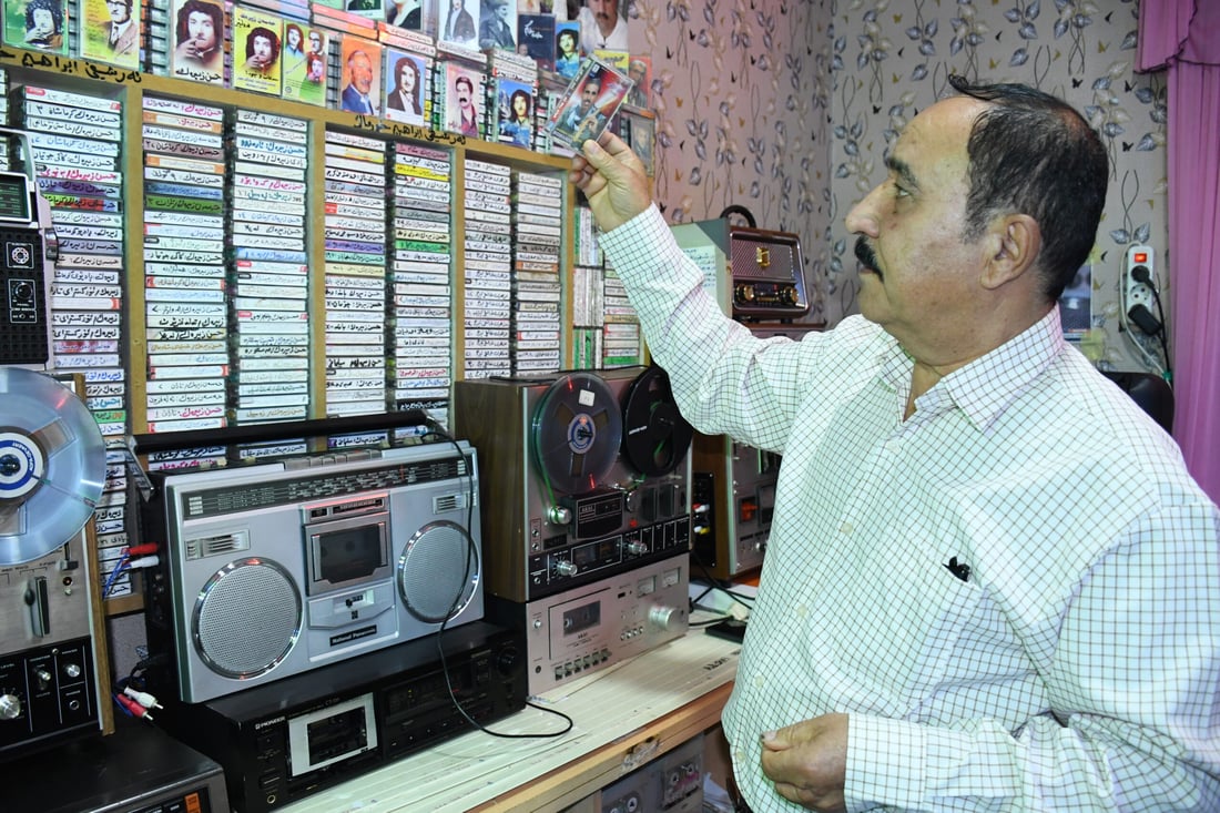 ژوورێکی ماڵەکەی کردووەتە شوێنی کۆکردنەوەی ئەرشیفی ھونەرمەندان