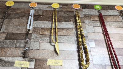 لە چایخانەیەکی پێنجوێن لە بری وێنە تەسبیح هەڵەواسن