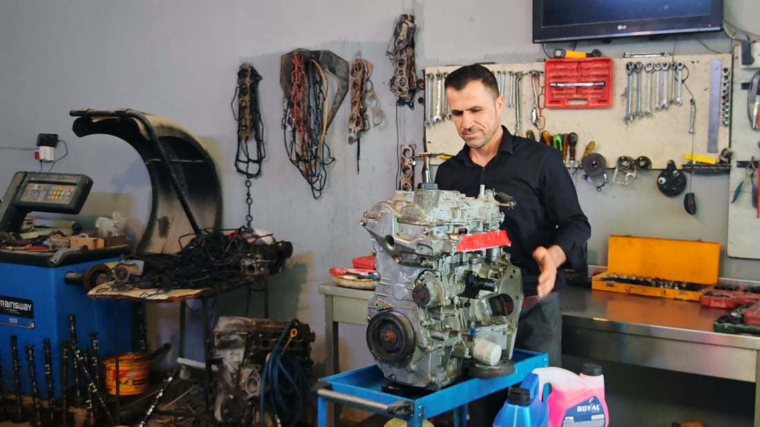 وەستایەک لە هەولێر مەکینەى ئۆتۆمبێل بە کەمدەرامەتان دەبەخشێت