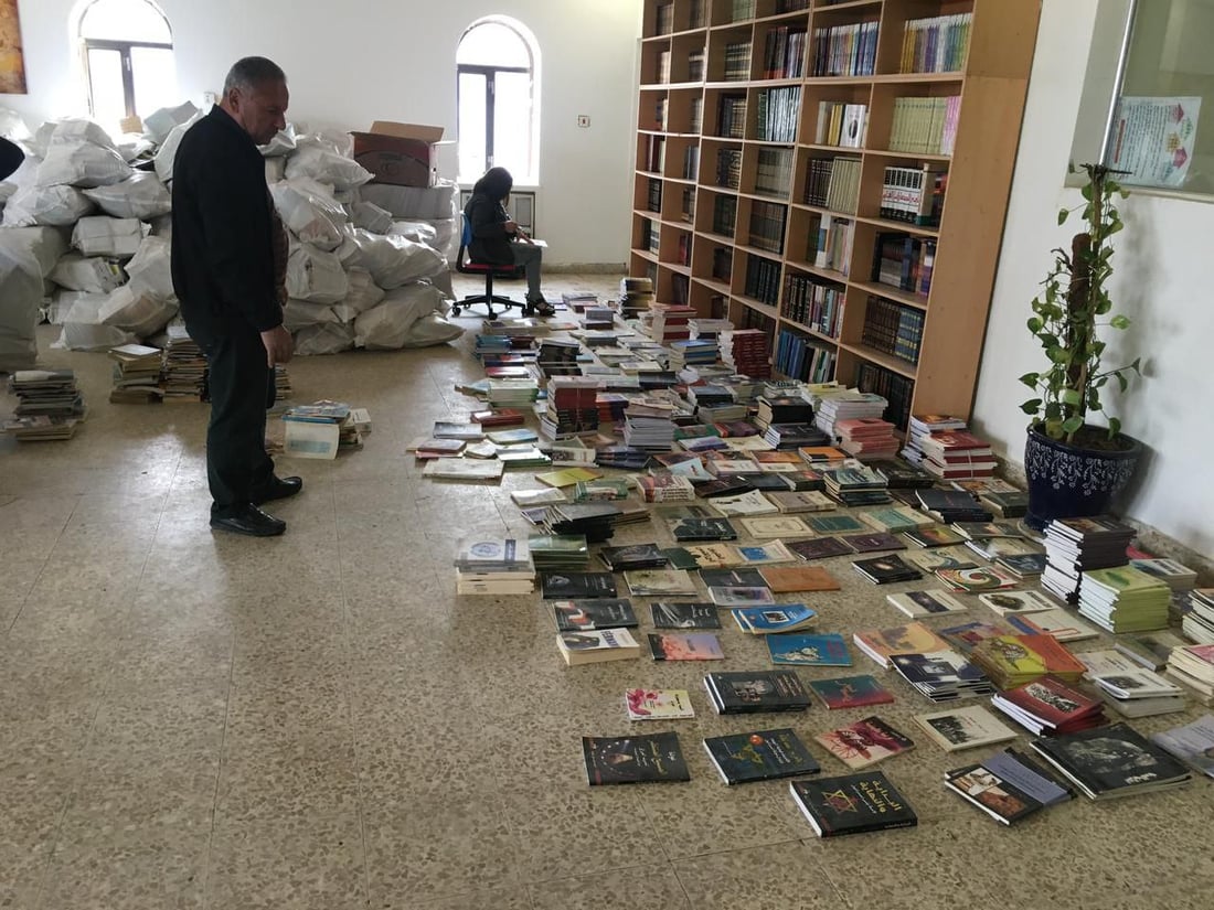 صور.. مدير مكتبات دهوك يتفاجأ بصفقة رابحة غير متوقعة: 8 آلاف كتاب بالصدفة