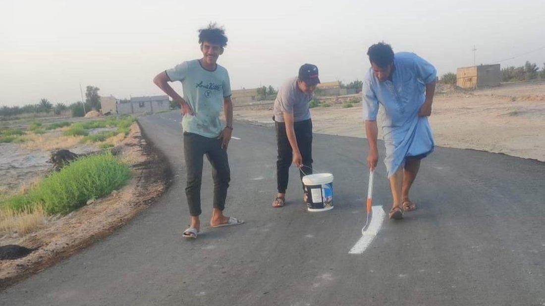 “صفران” المثنى يرسمون الاتجاه والاستدارة في شارع قريتهم وينتظرون الإنارة ليلاً