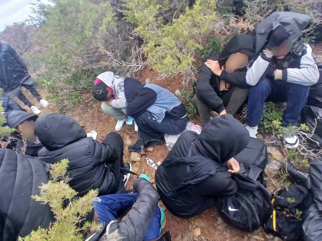 26 کۆچبەر لە دورگەیەکی دوورەدەستی یۆنان گیریان خواردووە