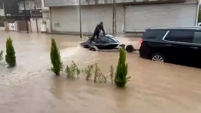 لن ترى هذا كل يوم: جيت سكي بهلوان في شوارع الموصل ويسحب السيارات أيضا (فيديو)