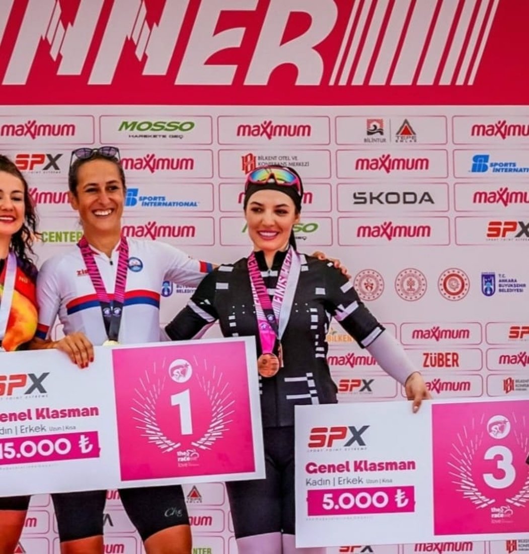 فتاة من الناصرية تخطف الأنظار في أنقرة.. فاطمة يوسف تتوج ببرونز سباق الدراجات