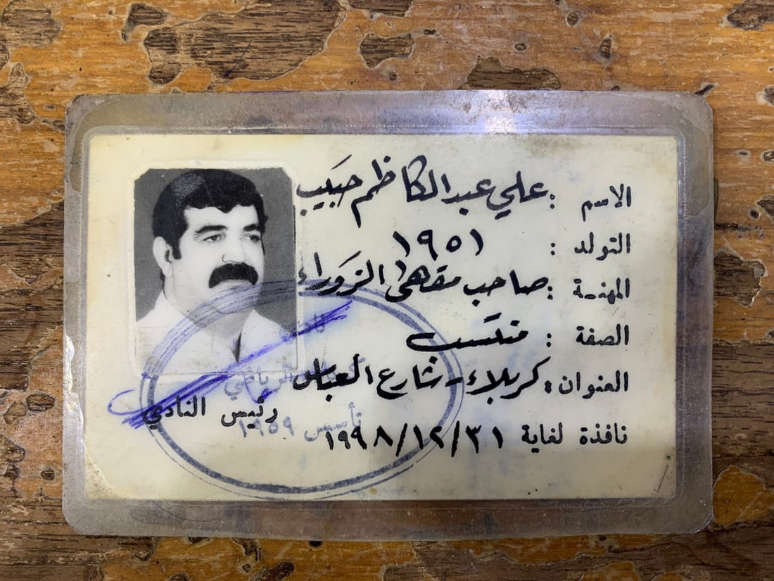 سطور من حياة عميد الزورائيين الراحل في كربلاء وصور من المقهى الشهير في العباسية