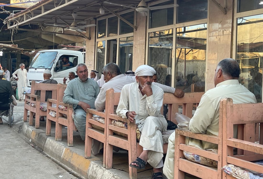 في مقاهي بهرز العتيقة.. أسرار حول الغرباء ومبادرات عند أهل الوقار (صور)